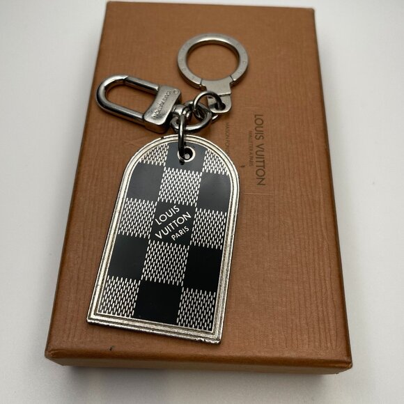 Louis Vuitton Silvertone Metal Damier Print Luggage Tag Key Holder - Preowned - Picture 1 of 4